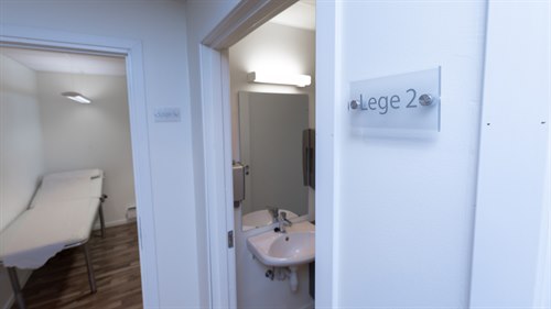 Illustrasjonsfoto av behandlingsrom og bad som ligger vegg i vegg