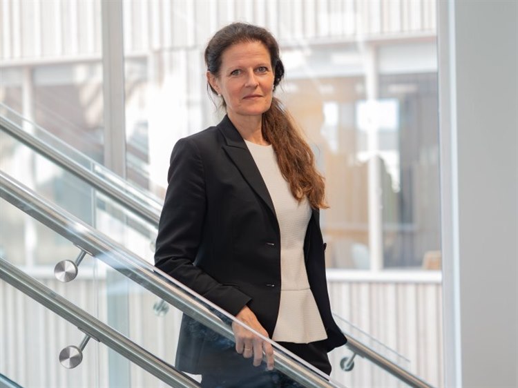 Fotoet viser Cathrine Lofthus som står i en trapp