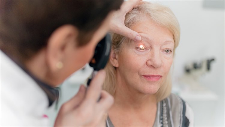 illustrasjonsfotoet viser lege som undersøker helvetesild ved øyet til pasient